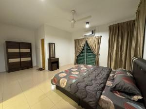 Ένα ή περισσότερα κρεβάτια σε δωμάτιο στο RK Homestay