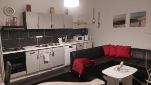 ein Wohnzimmer mit Sofa und eine Küche in der Unterkunft rirodi01 in Gelsenkirchen