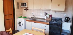 Kuchyň nebo kuchyňský kout v ubytování Casa amplia con Pileta