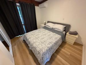 Ένα ή περισσότερα κρεβάτια σε δωμάτιο στο Comfy Logan - Shared bathrooms - Individual Room with a Queenbed- WiFi AC Netflix