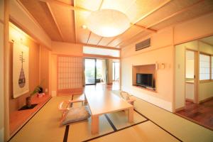 奈良市にある奈良 万葉若草の宿 三笠のリビングルーム(テーブル、椅子、テレビ付)