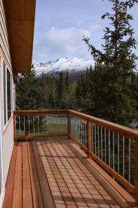 eine Terrasse mit Blick auf einen schneebedeckten Berg in der Unterkunft Knik Wilderness Getaway in Palmer