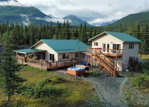 ein großes Haus mit Gründach auf einem Feld in der Unterkunft Knik Wilderness Getaway in Palmer + 24 Fotos