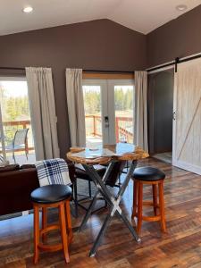 ein Esszimmer mit einem Tisch und einigen Stühlen in der Unterkunft Knik Wilderness Getaway in Palmer