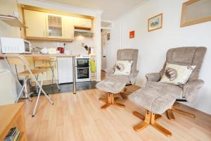 66D South Snowdon Wharf في بورثمادوج: غرفة معيشة مع كرسيين ومطبخ +17 صورة