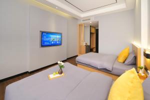 TV a/nebo společenská místnost v ubytování Gong Xili Chujian Hotel Mengzi Branch