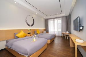Postel nebo postele na pokoji v ubytování Gong Xili Chujian Hotel Mengzi Branch