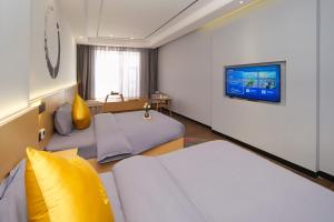 TV a/nebo společenská místnost v ubytování Gong Xili Chujian Hotel Mengzi Branch