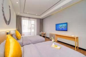 Postel nebo postele na pokoji v ubytování Gong Xili Chujian Hotel Mengzi Branch