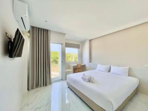 TV a/nebo společenská místnost v ubytování โรงแรมแรบบิท Rabbit Hotel Nangrong