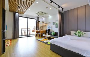 une chambre avec un grand lit et une salle à manger dans l'établissement QMP - Vinhomes D'Capitale Tran Duy Hung, à Hanoï 37 autres photos