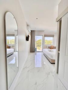 Ліжко або ліжка в номері โรงแรมแรบบิท Rabbit Hotel Nangrong