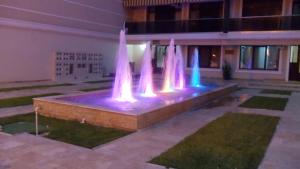 ママイアにあるApartament Sunriseの中庭のピンクと青の灯りを持つ噴水