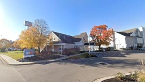 ein Haus mit einem Verkaufsschild in einer Straße in der Unterkunft Sonesta ES Suites Cincinnati - Sharonville West in Sharonville