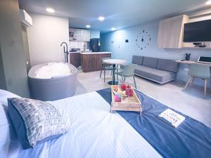 TV a/nebo společenská místnost v ubytování Edificio Atalanta en el corazón de Medellín