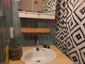 ein Bad mit einem weißen Waschbecken im Zimmer in der Unterkunft Charmant studio près des pistes avec parking, balcon sud - FR-1-692-111 in La Chapelle-dʼAbondance + 4 Fotos