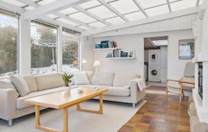 Et opholdsområde på Gorgeous Home In Gudhjem With Wifi