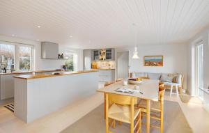 Køkken eller tekøkken på Gorgeous Home In Gudhjem With Wifi