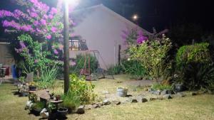 サン・ガブリエウにあるHouse Medeirosの夜の花とテントの庭園