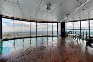 una piscina en un edificio con grandes ventanales en Oasis Retreat on Level 71 in Skytower, en Brisbane