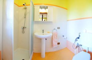 y baño con lavabo y ducha. en Da Ivana e Valter, en Monforte dʼAlba