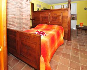 1 dormitorio con 1 cama con arco rojo en Da Ivana e Valter, en Monforte dʼAlba