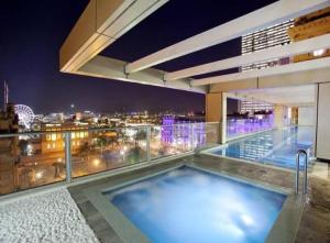 Bazén v ubytování Hampton's Haven on Level 17 in Casino Towers nebo v jeho okolí