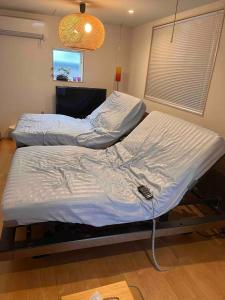 Voodi või voodid majutusasutuse 新築 MUJI House 無印良品の家 新宿まで20分 駅まで徒歩7分 Walmart, Don Don Donki and 成城石井 at Tanashi Station toas