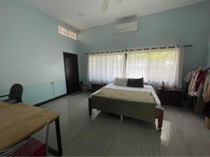 Un dormitorio con una cama grande y una ventana en Light-Filled 2 Bedroom Home with Private Suite, en Phumĭ Réach Born (2)