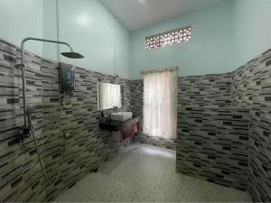 un baño con ducha y lavabo en Light-Filled 2 Bedroom Home with Private Suite, en Phumĭ Réach Born (2)