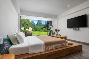 TV a/nebo společenská místnost v ubytování Yangshuo 1Q84 Tree Hotel