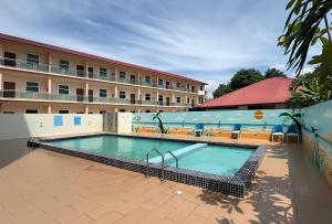 Der Swimmingpool an oder in der Nähe von Royal Agate Beach Resort