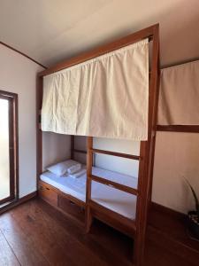 Letto a castello in camera con finestra di Surf House Palawan a San Vicente Altre 14 foto