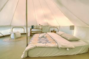 Ένα ή περισσότερα κρεβάτια σε δωμάτιο στο Kalikasan Glamping Resort near Manila with Overlooking Pool and Starlink