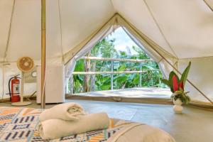 Ένα ή περισσότερα κρεβάτια σε δωμάτιο στο Kalikasan Glamping Resort near Manila with Overlooking Pool and Starlink