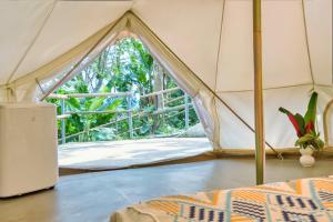 Fotografie z fotogalerie ubytování Kalikasan Glamping Resort near Manila with Overlooking Pool and Starlink v destinaci Calauan