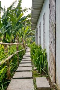 Κήπος έξω από το Kalikasan Glamping Resort near Manila with Overlooking Pool and Starlink
