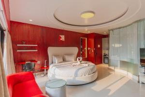 Кровать или кровати в номере Fahrenheit Hotels & Resorts