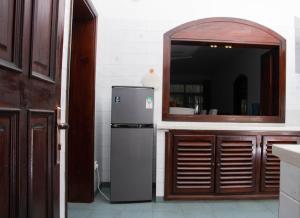cocina con nevera y espejo en Marially luxury 2, en Malindi