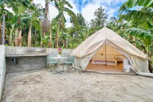 Κήπος έξω από το Kalikasan Glamping Resort near Manila with Overlooking Pool and Starlink