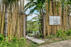Κήπος έξω από το Kalikasan Glamping Resort near Manila with Overlooking Pool and Starlink