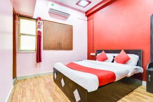 En eller flere senge i et værelse på FabHotel Kohinoor Lodging