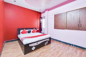 En eller flere senge i et værelse på FabHotel Kohinoor Lodging