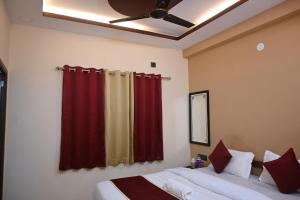 Pavitram Hotel & Banquet客房内的一张或多张床位