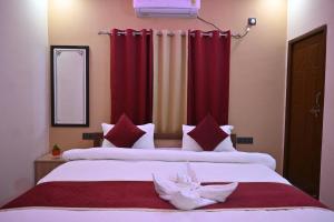 Pavitram Hotel & Banquet客房内的一张或多张床位