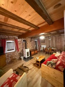 ein Wohnzimmer mit Couch und Kamin in der Unterkunft Gîte Bien-être, Sauna, Bain nordique à Soucht (57) in Soucht