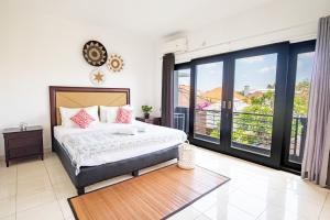 une chambre avec un lit et un balcon dans l'établissement SEMINYAK - Beautiful 3BDR Villa in with Big Pool and Rooftop, à Seminyak