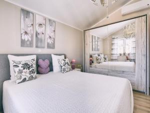 プーラにあるVilla in Pula with Pool & Parasolの大きな白いベッドと枕のある寝室 +32枚の写真