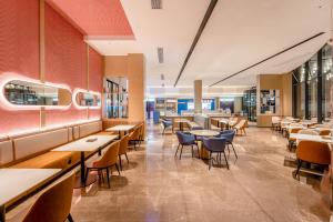 Un restaurant sau alt loc unde se poate mânca la Echarm International Hotel Guangzhou Baiyun International Airport Qingbu Metro Station Branch - Free Deliver Service to Guangzhou Baiyun International Airport & Free Deliver Service to Canton Fair Complex During Canton Fair Period