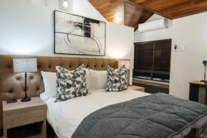 スワコプムントにあるGuesthouse Indongo Swakopmundの大きなベッドと窓のある寝室